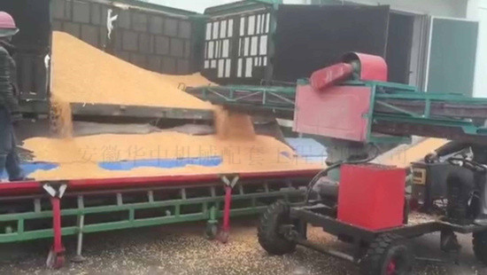 Working image of mobile automobile bulk grain side unloader