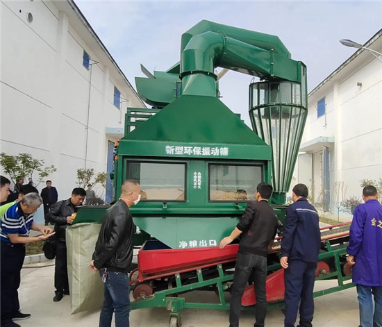 environmental protection single cleaning vibrating screen in the grain warehouse