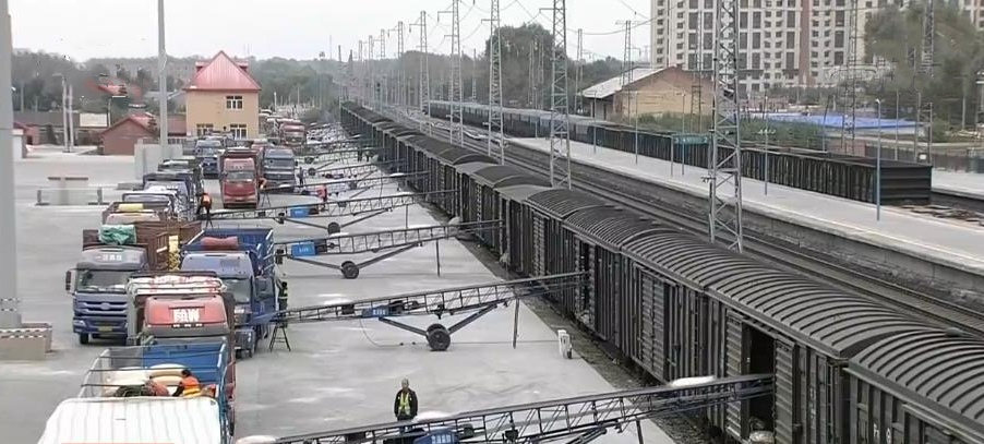 登高皮带输送机输送包粮 