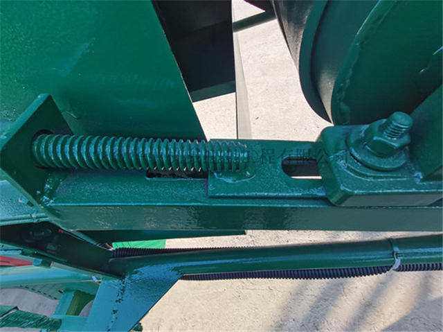 tensioning device of grain scraper