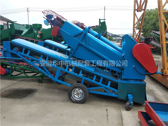 堆场中的移动式刮板扒谷机