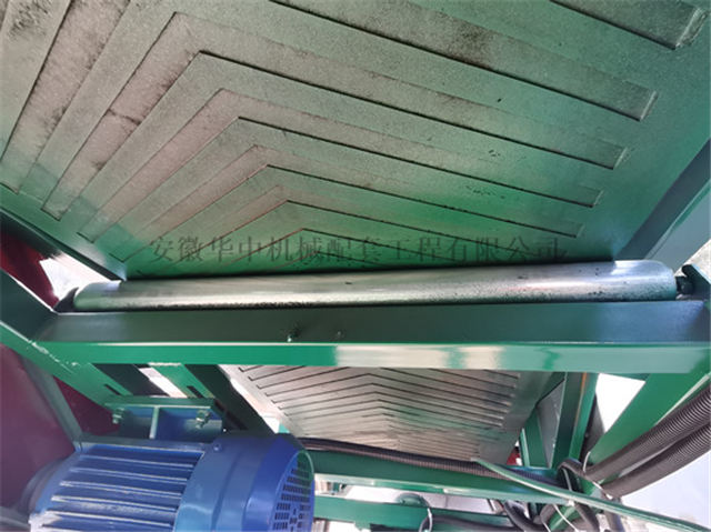 Roller of the mobile multi-function grain loading scraper